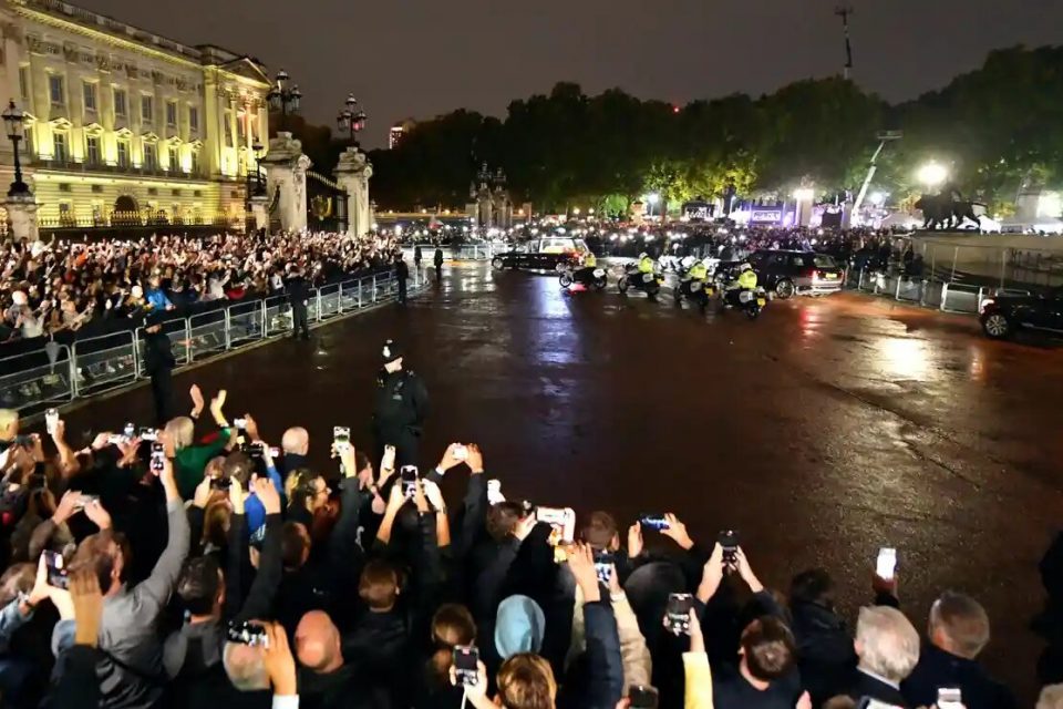 Queens Coffin Arrives At Buckingham Palace Businessconnect 